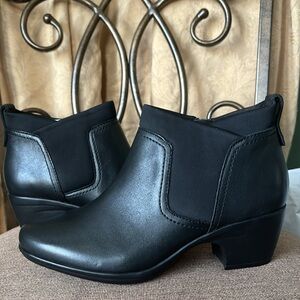 NIB women Sz 7 1/2 black leather booties